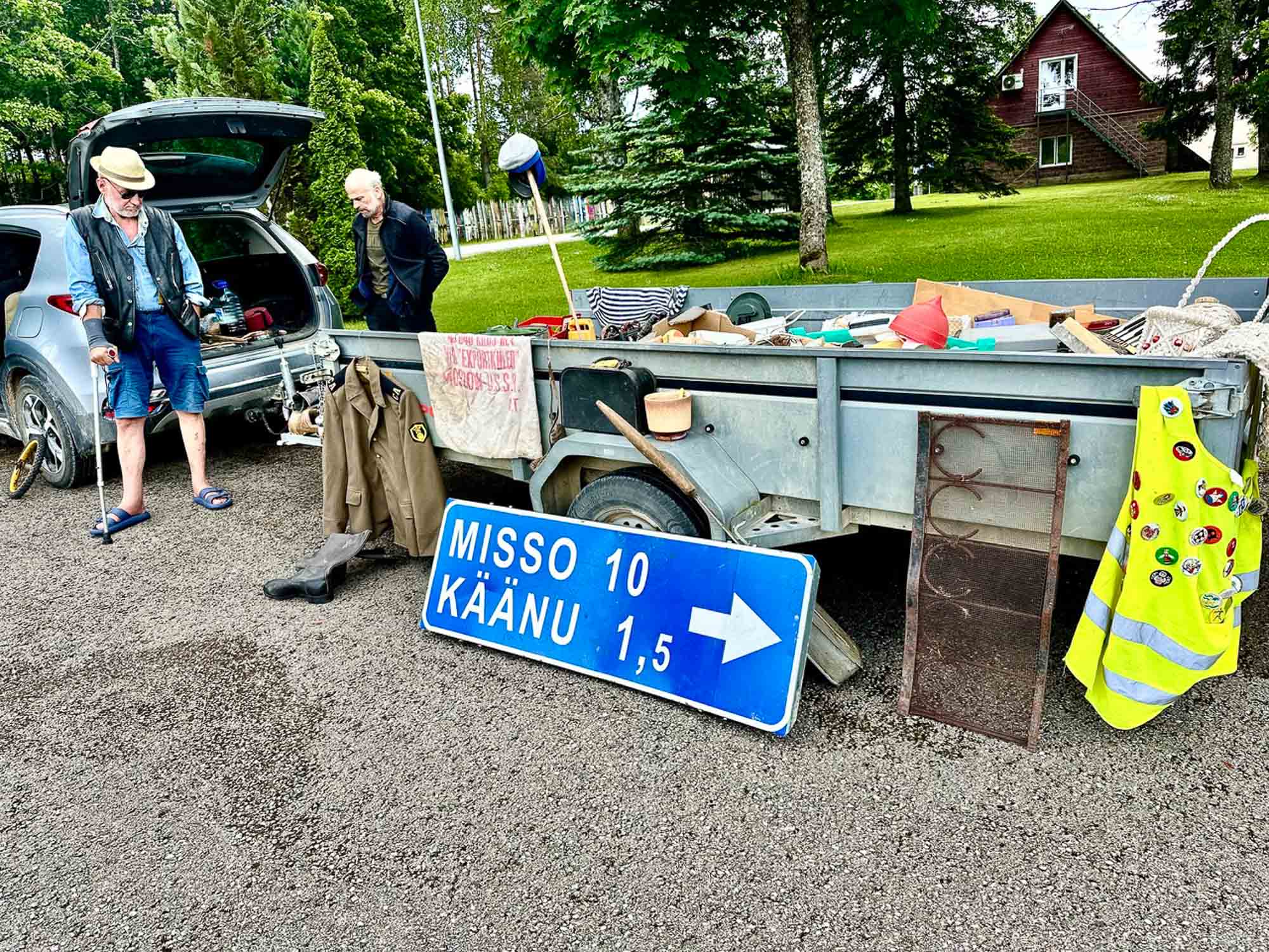 Reedel, 26. juunil oli Rõuge valla taludes vahva hoovimüügi päev, kus osales üle paarikümne koha. Et hoovimüüki märgataks, olid välja pandud viidad-plakatid. Kas need oleks pidanud transpordiametis kooskõlastama? FOTOD: Kalev Annom